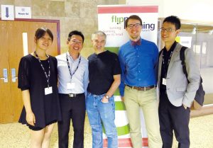 鍾昌宏（左二）是第1 位站上美國翻轉教室年會發表的華人教師，圖為他與翻轉教室發起人強納森•柏格曼（中）及艾倫•山姆（右二）合影。（圖片提供：台中光榮國中生物老師鍾昌宏）