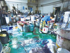 中國紹興成衣廠中充斥有毒的化學染劑