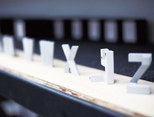 游聲堯最初選擇以水泥為作品主要素材