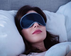 戴眼罩可以阻隔亮光