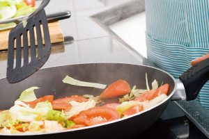 炒菜開抽油煙機減少43%肺癌風險