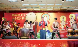 覺妙華明（著藍衣者）和十鼓擊樂團合作無間，現場演唱撼動人心的〈禮讚世尊〉