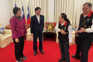 覺妙義明宗師（左二）偕同立委徐欣瑩（左一）前往花蓮縣政府，代表捐贈善款