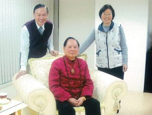 覺妙遠明夫妻與禪宗第八十五代宗悟覺妙天師父（中坐者）合照。