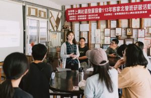傅偉珊（站立者）於2024年客家北管研習活動中分享慢食運動