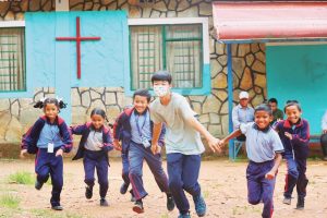 岳明國民中小學新增主題課程，帶學生到尼泊爾山區小學，從事志工服務學習