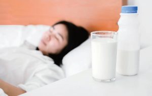 睡前可適量飲用堅果飲或溫牛奶