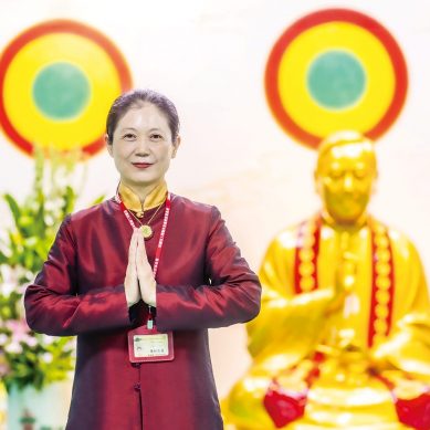 自幼尋覓夢中大佛　覺妙恩蓮全家重獲新生