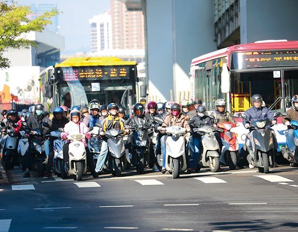 民間調查與政府數據南轅北轍