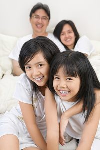 如果家庭美滿，擁有快樂的生活環境，特別是家人的陪伴，孩子就不容易碰毒。