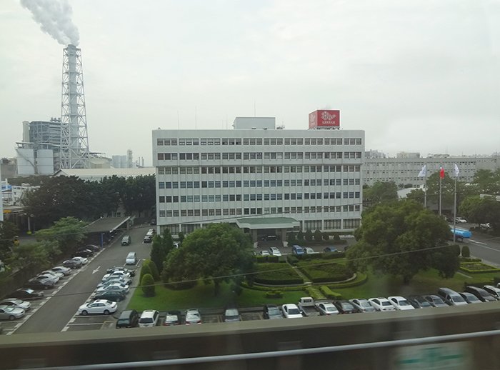 台塑使用的化石燃料造成空氣污染,對民眾健康影響甚鉅。圖為台塑高雄仁武廠。(圖片來源:維基百科)