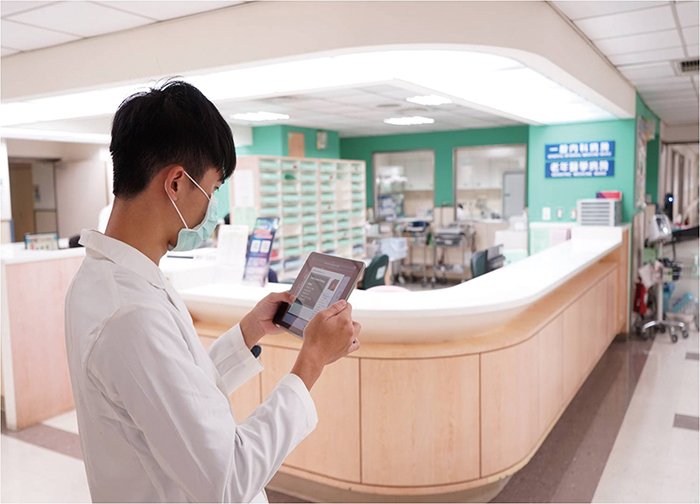 透過病房醫療資訊系統整合，並配合物聯網的通訊功能，醫護人員即使不用隨侍在病患身邊，也能提供即時服務。