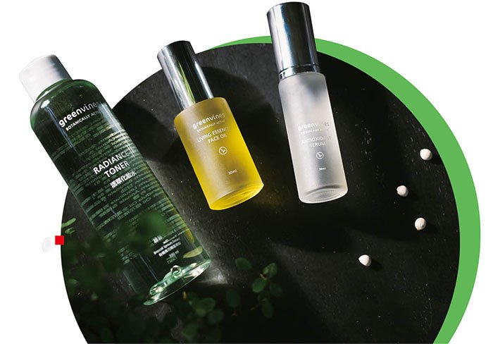 活萃化妝水、活萃修護華油、活萃修護精華露，是在地品牌「綠藤生棧」完整的水相與油相抗老保養系列。