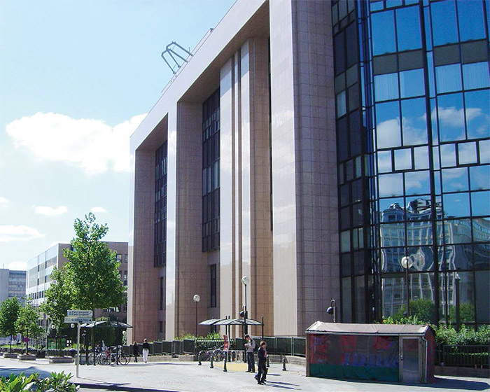 位於比利時布魯塞爾的歐盟理事會總部Justus Lipsius大樓，幾乎所有歐盟相關的辦公室及工作人員都聚集在這裡。（圖片來源：維基百科own work作品）