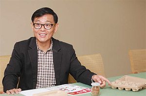 余金龍表示，台灣應致力於發展「從墳墓到搖籃」的技術與產業，技術的領先可使台灣被世界看見。其手指的蛋盒即是以農業廢棄物為主原料的環保蛋盒。