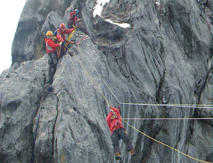 在大洋洲的卡茲登茲峰，學習與岩石對話，並仰賴團隊合作。
