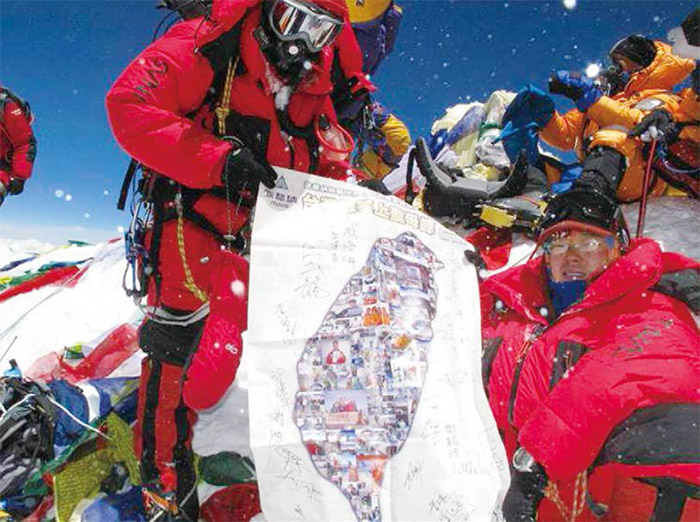 歐都納登峰隊自北側路線成功登頂珠峰，也完成七頂峰攀登的任務。