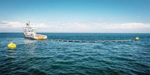 荷蘭少年Boyan Slat計畫將100公里長的攔油索固定在海床，被動攔截洋流漂送的塑膠廢棄物。圖中漂浮的攔油索為今年6月設置在大西洋的測試原型。