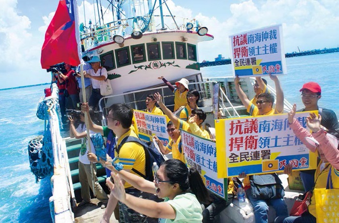 為了不讓漁民孤軍奮戰，民國黨義工們於上月20日，也前往屏東鹽埔漁港現場為航向太平島護衛主權的漁船送行。