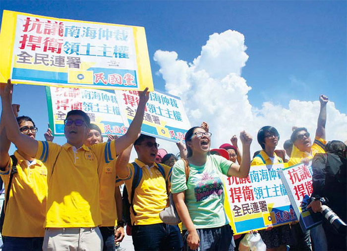 為了不讓漁民孤軍奮戰，民國黨義工們於上月20日，也前往屏東鹽埔漁港現場聲援
