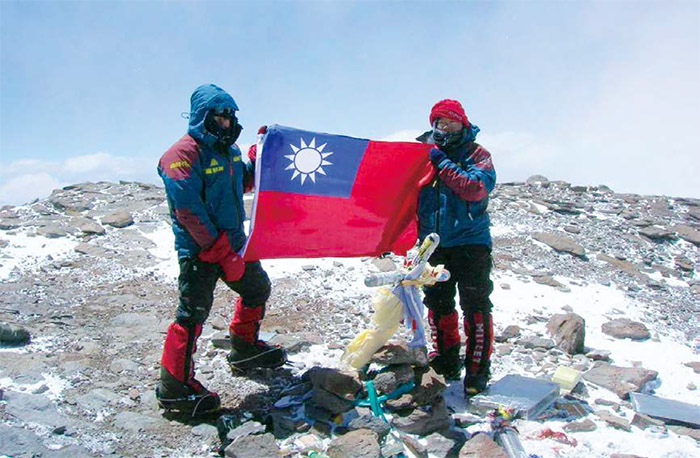 經歷兩天兩夜暴風雪的煎熬，江秀真（右）與伍玉龍成功登上南美最高峰－－阿空加瓜峰。