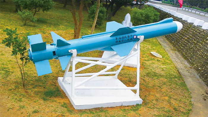 雄二飛彈是以美國魚叉反艦飛彈的功能為目標發展的反艦飛彈系統，具有較好的電子反反制（ECCM）能力。（圖片來源：維基百科玄史生）