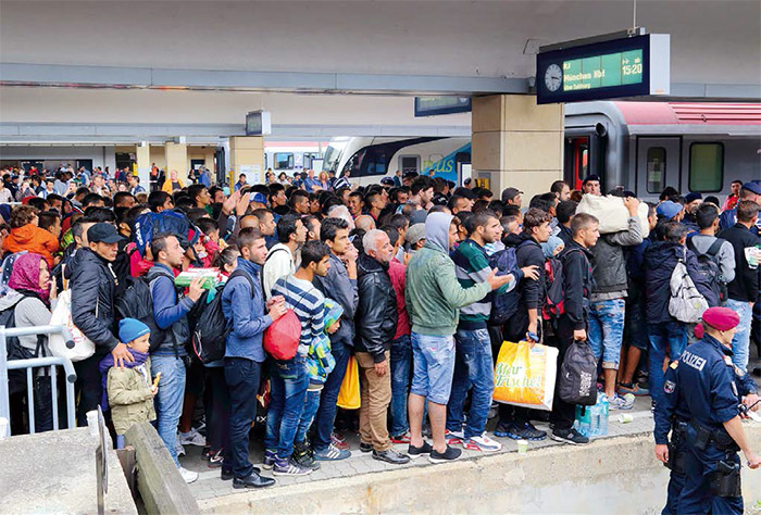 難民問題正困擾著歐盟,圖為大批難民聚集在維也納西站的月台,準備登上前往慕尼黑火車總站的火車,前往德國。(圖片來源:維基百科Bwag作品)