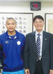 國競速滑冰好手宋青陽（左）在2011年世大運摘下銅牌，是台灣在國際滑冰賽事拿下的第一面獎牌。圖為他回母校國立體育大學拜訪校長高俊雄。（圖片來源：國立體育大學）