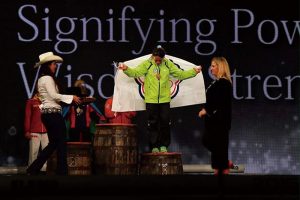 2015年世界錦標賽，郭婞淳（中）手持中華台北會旗，在頒獎站台上落淚。