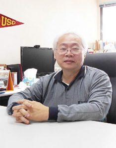 交通大學電機工程學系特聘教授吳炳飛表示，無人車普及，除了技術門檻，還需要法規配套及社會接受度提高。