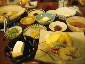 使用京都著名豆腐老舖「森嘉」的嵯峨野湯豆腐套餐。