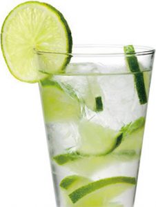 喝鮮榨稀釋的檸檬汁