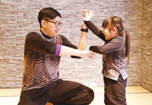 任培豪和助教小飛飛在課堂上示範