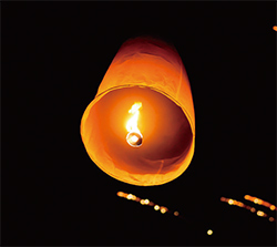 燃浸泡過煤油的金紙,待天燈內的氣體受熱膨脹,就會冉冉升空