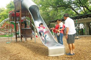 台北天和公園巨型攀爬架與木屑鋪面