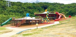 日本沖繩中城公園大溜滑梯與跳床