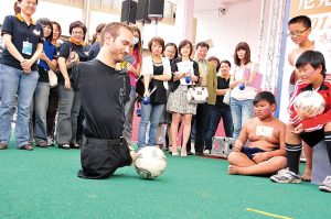 力克與宜蘭七賢國小足球隊