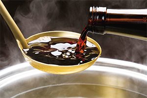 是手工釀製的玻璃瓶或大桶裝的商業用醬油