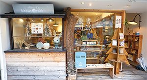 品墨街上店販售創意筆記本卡片生日書