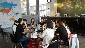 Startup Bar讓年輕人以圓桌方式進行討論的工作空間