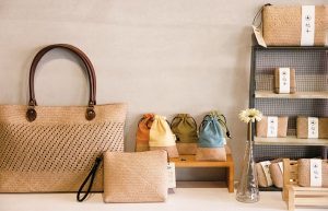 藺子團隊結合傳統文化，開發了近70種藺編設計品