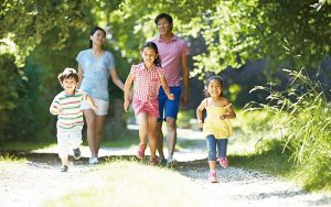 父母可透過戶外郊遊觀察孩子與他人的互動情形