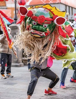 自廣州傳入的舞獅結合台灣在地以武打為元素的陣頭文化