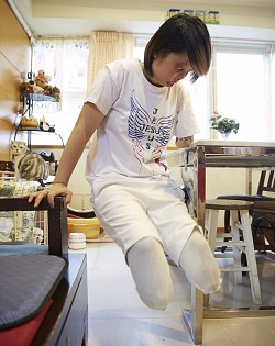 莊雅菁自創以一隻右手和半隻左手作單槓運動