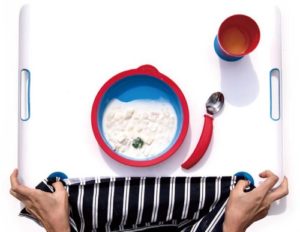 Eatwell托盤邊的兩個孔洞可以扣住餐巾，避免食物掉落弄髒衣物