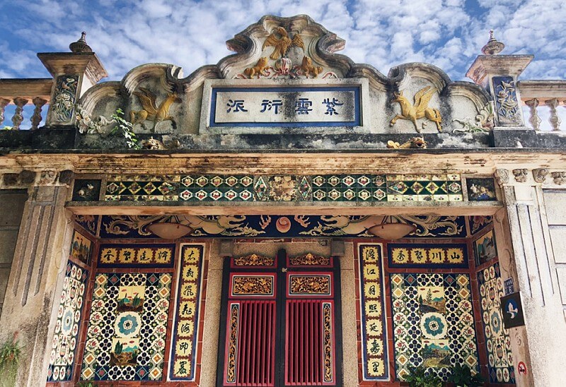 金門古宅在大門周邊鑲嵌無數的繽紛花磚,氣勢磅礡