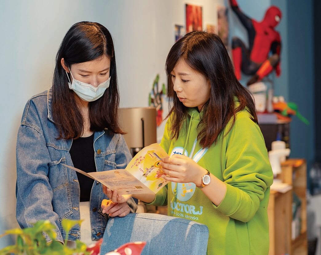 李玫和菲力在工作室擺放文宣