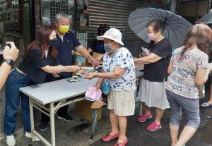 台北市萬華區和德里里長洪天化 免費提供里民領取防疫物資