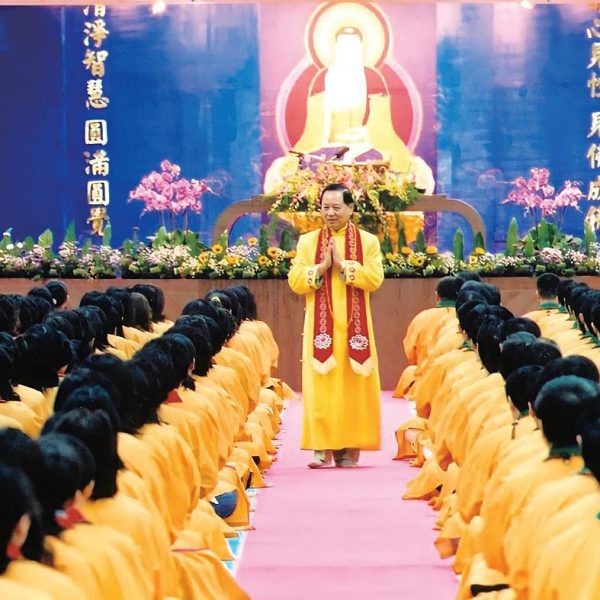 禪宗第八十五代宗師悟覺妙天禪師（中）為弟子講述「金剛經真修實證」傳法課程