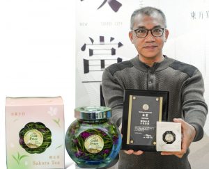 粟益民以三芝櫻花搭配東方美人茶，贏得「日本世界綠茶大賽金賞獎」金獎